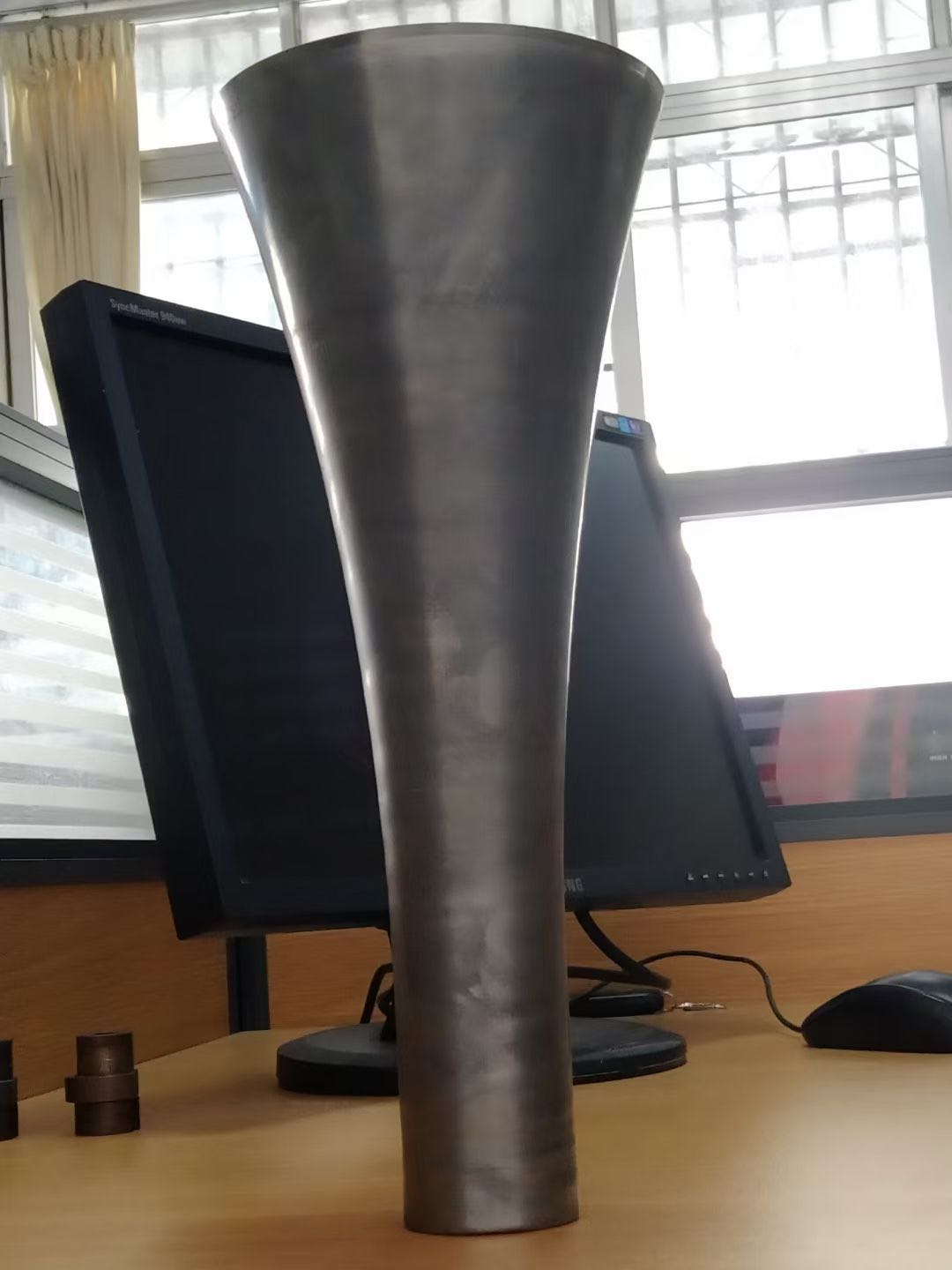 不(bu)鏽鋼長筒(tǒng)底座成型(xing) 數控 自動(dòng) 旋壓機