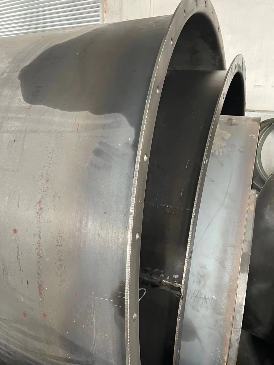 自(zi)動翻邊(biān)沖孔機(ji) 風機風(fēng)筒夾翻(fān)邊 大直(zhí)徑厚闆(pǎn)法蘭